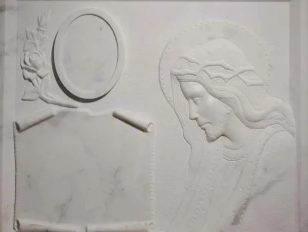 Lapide Scultorea con Cristo