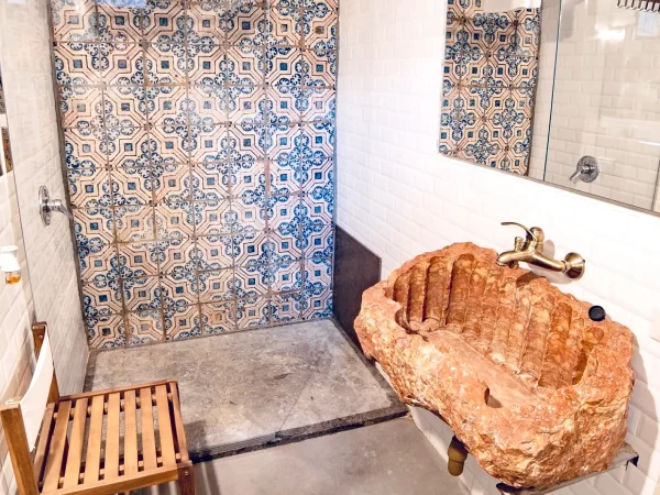 Lavabo in rosso di sicilia e piatto doccia in marmo grigio