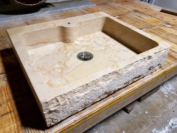 Lavello in Perlato di Sicilia con Fronte spicconato