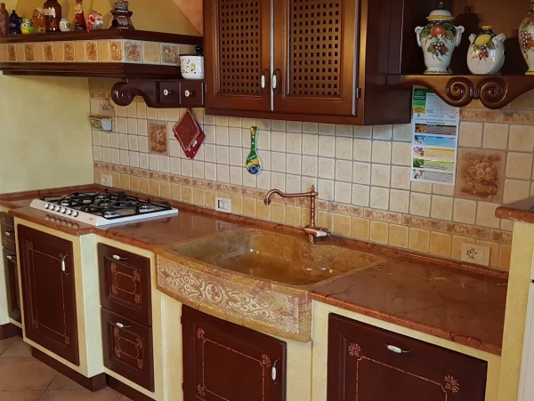 TOP CUCINA IN ROSSO SICILIA E LAVELLO IN GIALLO REALE