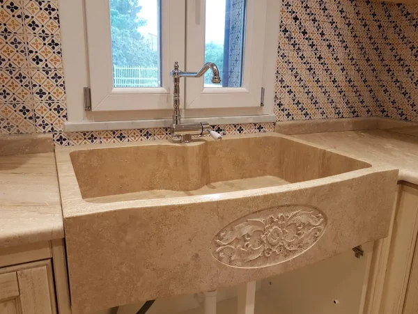 Top Cucina in Travertino con Lavello in Daino massello